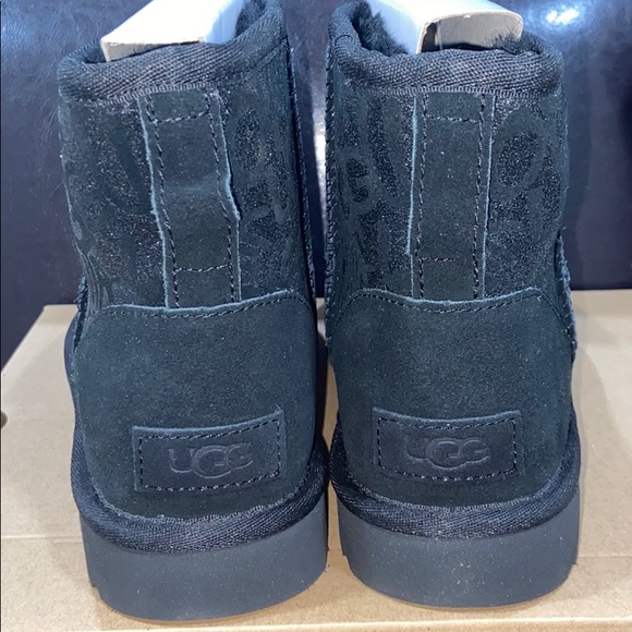 Ugg size 7 - Picture 3 of 5